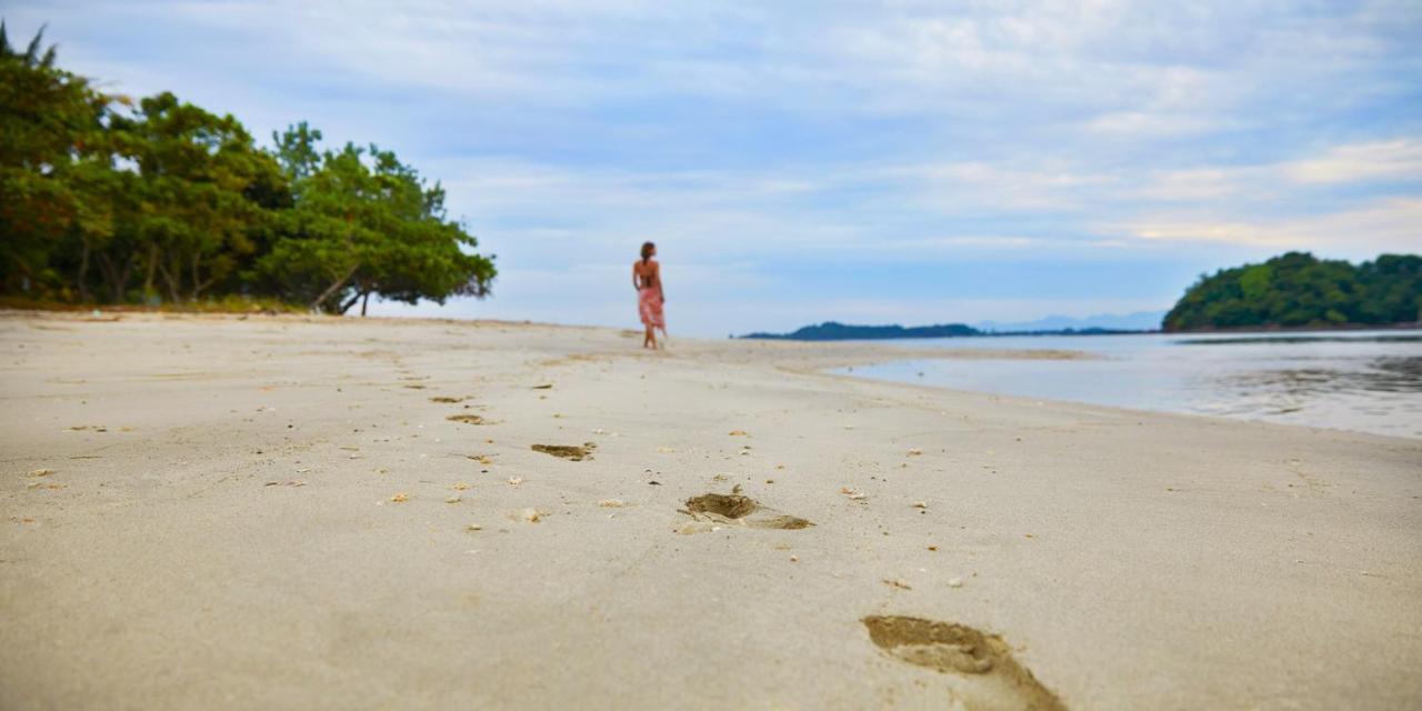 Pearl Beach Resort Gili Asahan Buitenkant foto