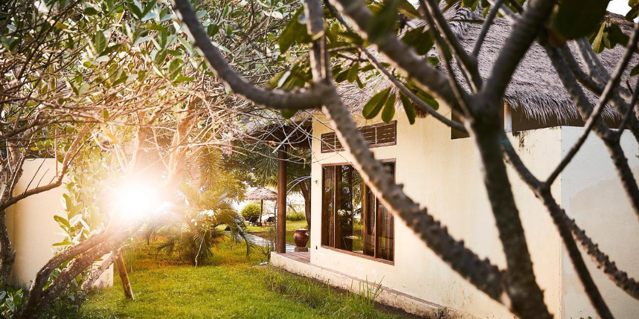 Pearl Beach Resort Gili Asahan Buitenkant foto